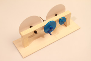 Baukästen, mit denen Schülerinnen und Schüler ein Kettengetriebe-Modell bauen.